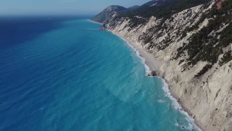 Toma-Cinematográfica-Aérea-De-La-Costa-De-Lefkada-Con-Hermosas-Aguas-Turquesas-En-La-Popular-Playa-Egremni