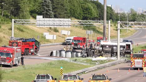 Einsatzfahrzeuge-Vor-Ort-Wegen-Eines-Umgekippten-Öltanker-Verkehrsunfalls