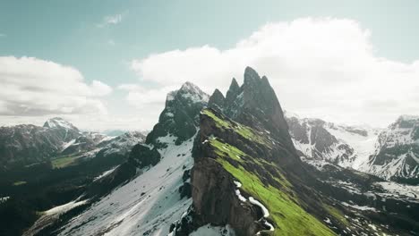 Majestuosa-Cordillera-Parcialmente-Cubierta-De-Nieve-Durante-La-Primavera