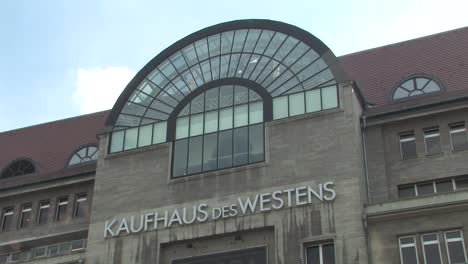 Medium-shot-of-KaDeWE-Kaufhaus-des-Westens-in-Berlin,-Germany
