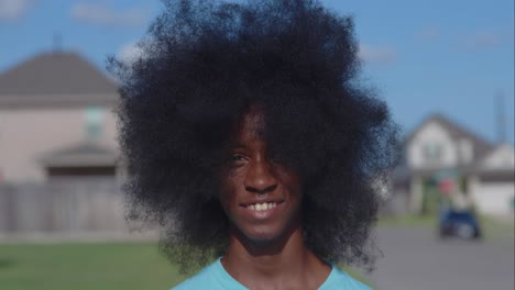Adolescente-Afroamericano-Con-Un-Enorme-Afro-Mirando-A-La-Cámara