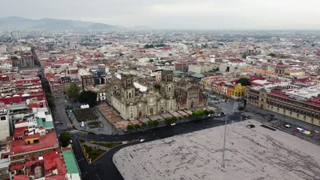 Centro-Historico-De-La-Ciudad-De-Mexico,-Catedral-Metropolitana-De-Mexico-A-Un-Lado-Del-Zocalo