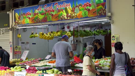 Verkäufer-Und-Kunden-Am-Obststand-Auf-Dem-Singapur-Markt