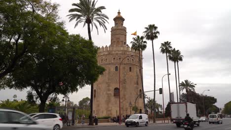 Blick-Auf-Straßenebene-Auf-Den-Berühmten-Torre-Del-Oro-In-Sevilla,-Spanien
