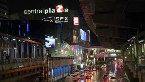 Skywalk-Verbindet-Die-Skytrain-Station-An-Der-Hauptstraße-Im-Lat-Phrao-Viertel,-Bangkok,-Thailand