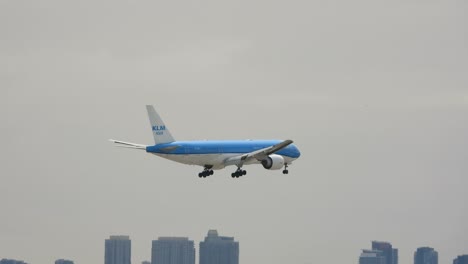 Ankommender-KLM-Flug-Landet-Auf-Dem-Pearson-International-Airport,-Vorbei-An-Wolken-Und-Der-Skyline-Von-Toronto