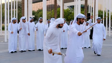 Hombres-Emiratíes-En-Kandura-Dish-Dash-Bailando-Una-Canción-Tradicional-En-La-Expo-2020