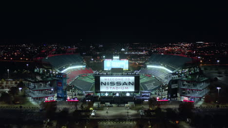 Absteigende-Luftaufnahme-Des-Leeren,-Hellen-Nissan-Stadions-Bei-Nacht-In-Nashville,-Tennessee,-4k
