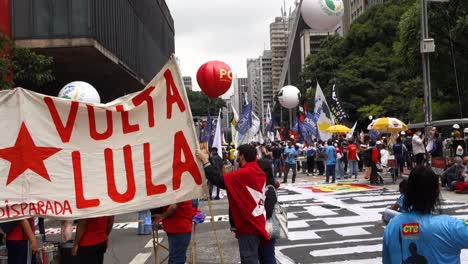 Banner-Zur-Unterstützung-Des-Ehemaligen-Brasilianischen-Präsidenten-Lula-Während-Des-Protests-Gegen-Black-Lives-Matter