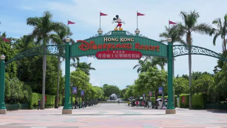 Se-Ve-A-Los-Visitantes-Llegar-A-La-Entrada-Del-Parque-De-Diversiones-Disneyland-Resort-En-Hong-Kong