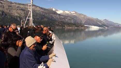 Passagiere-Eines-Kreuzfahrtschiffes-Am-Bug-Und-Genießen-Die-Landschaft-Alaskas