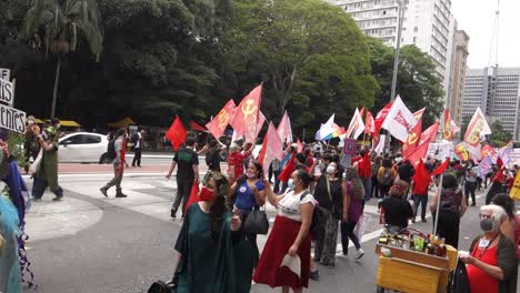 Kostümierte-Demonstranten-Mit-Transparenten-Und-Slogans-Auf-Portugiesisch-Gegen-Den-Klimawandel-Und-Bolsonaro-Präsidenten-Auf-Der-Paulista-Avenue