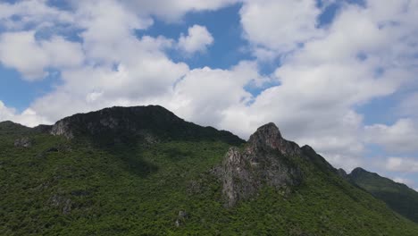 Luftaufnahmen,-Die-Nach-Rechts-Von-Diesem-Wunderschönen-Felsenberg-Gleiten,-Zeigen-Diese-Flauschigen-Wolken,-Die-Schatten-Im-Nationalpark-Khao-Sam-Roi-Yot,-Prachuap-Khiri-Khan,-Thailand,-Werfen
