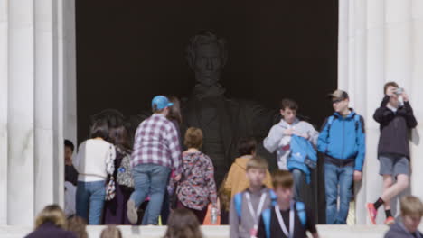 Close-up-of-the-Lincoln-Memorial-with-tourists-in-foreground