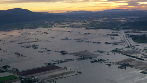 Überflutete-Infrastruktur-Und-Straßen-Im-Westen-Kanadas,-Ausnahmezustand