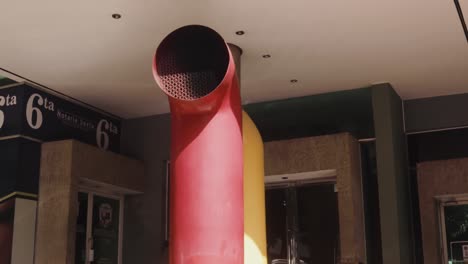 Eine-Aufnahme-Eines-Roten-Lüftungskanals-Eines-Neuen-Modernen-Wolkenkratzers-In-Panama-City