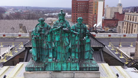 Re-furbished-and-restored-Mahoning-County-courthouse-statues,-Youngstown,-Ohio