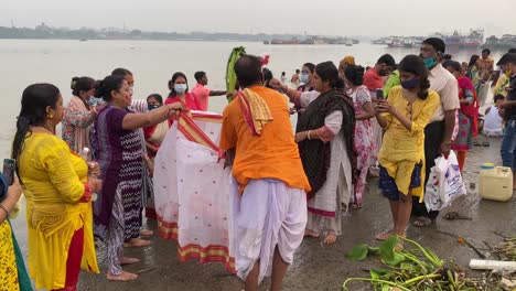 Video-De-Mujeres-Bañándose-En-Un-árbol-De-Plátano-Durante-La-Celebración-De-Durga-Puja-En-Ganga-En-Babughat
