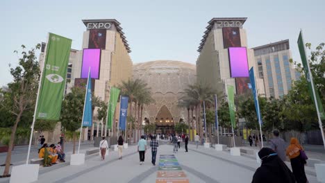 Expo-2020,-Dubai,-05.-Februar-2022-–-Eingang-Der-Expo-Al-Wasl-Kuppel-Mit-Menschen,-Die-Auf-Dem-Weg-Spazieren-Gehen