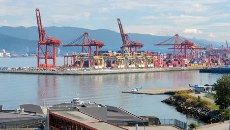 Seabus-En-Burrard-Inlet-Con-Vancouver-Centerm-Container-Terminal-Y-Helijet-En-Vancouver,-Bc,-Canadá