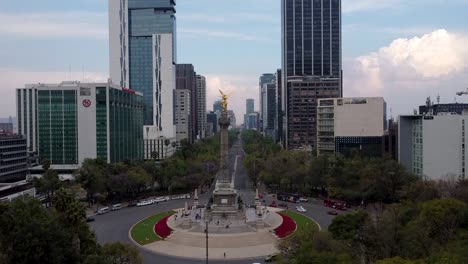 Crane-Shot-of-the-Angel-of-Independence-in-Paseo-de-la-Reforma-from-Behind,-Mexico-City
