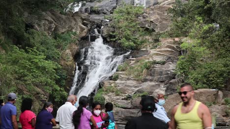 Statische-Aufnahme-Einer-Mutter,-Die-Mit-Ihrer-Tochter-Und-Anderen-Menschen-Ein-Selfie-Macht-Und-Den-Erstaunlichen-Ravana-Wasserfall-In-Sri-Lanka-Genießt