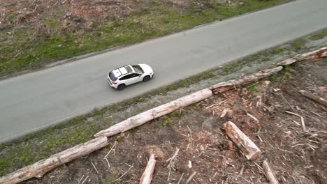 Oben-Ein-Subaru-Crosstrek,-Der-Durch-Ein-Abgeholztes-Waldgebiet-Fährt,-Drehung-Aus-Der-Luft-Und-Trackback,-Illustrativer-Leitartikel