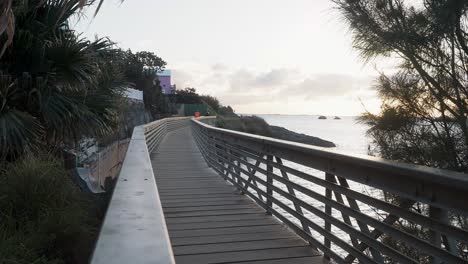 Un-Puente-Ferroviario-Para-Que-Los-Caminantes-Crucen-Al-Otro-Lado-Del-Sendero-Y-Miren-Los-Barcos-Y-El-Horizonte