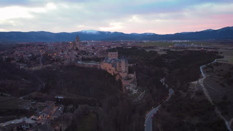 Von-Rechts-Nach-Links-Gleitende-Luftaufnahme-Von-Segovia-Alcazar-Und-Der-Stadt-Bei-Sonnenaufgang-Am-Kalten-Wintermorgen