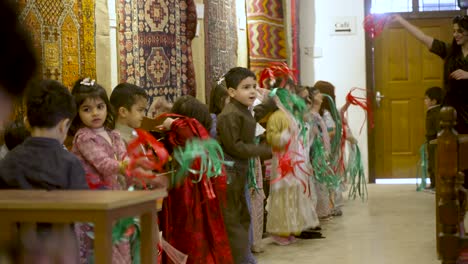 Los-Niños-Visten-Ropas-Tradicionales-Y-Bailan-Para-Honrar-La-Memoria-En-El-Aniversario-Del-Ataque-Químico-En-Halabja,-Irak