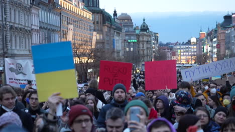 Protest-Gegen-Den-Krieg-In-Der-Ukraine,-Menschenmenge-Mit-Schildern-Und-Botschaften-Gegen-Putin-Und-Die-Russische-Invasion,-Wenzelsplatz,-Prag,-Tschechische-Republik