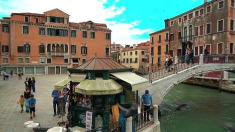 Panoramic-view-of-pedestrian-bridge-in-the-city-center-of-venice,-italian-travel-destinations