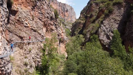 Alquezar-in-Huesca,-Aragon,-Spain-–-Tourists-Hiking-the-Pasarelas-del-Vero-Walking-Stairs-through-the-Canyon