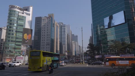 Seoul-Belebte-Straßen-Mit-Vielen-Autos-Im-Geschäftsviertel-Gangnam-Tagsüber-Mit-Skyline-Der-Stadt-Vor-Blauem-Himmel