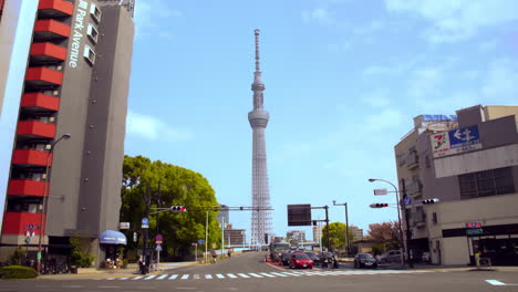 Tokio,-Japón-Alrededor-De-Abril-De-2020:-Un-Par-De-Gatos-Que-Hacen-Señas-Sentados-Junto-A-La-Sala-Principal-Del-Auténtico-Santuario-Japonés,-Banderas-Balanceándose-En-El-Suave-Viento-Primaveral-En-Un-Día-Soleado