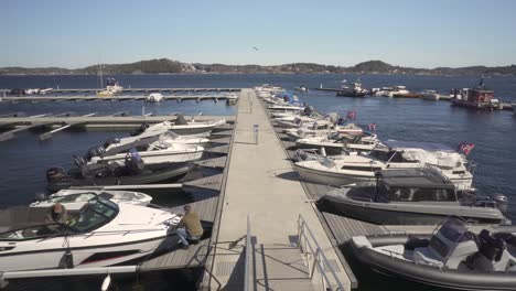 Barcos-Anclados-En-Un-Muelle-En-Kragerø,-Noruega