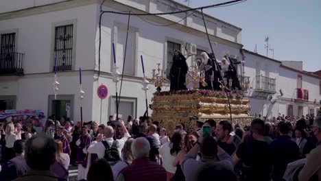 Anheben-Des-Religiösen-Festwagens-Bei-Der-Osterprozession-Semana-Santa-Mit-Menschenmenge-In-Spanien