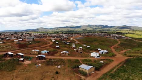 Ländliches-Ackerland-Und-Hütten-In-Malawi,-Afrika,-Drohnenansicht