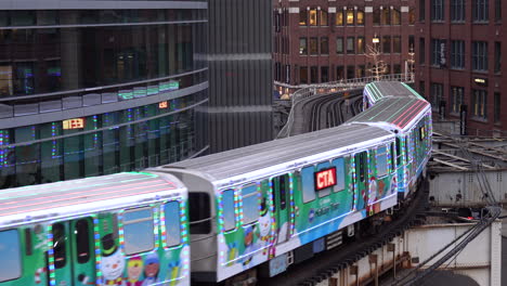 Chicago-Transit-Authority-CTA-Feiertagszug-Mit-Dem-Weihnachtsmann,-Der-Den-Merchandise-Markt-Verlässt.-Haltestelle-Der-Braunen-Und-Violetten-Linie-Auf-Der-Erhöhten-S-Kurve-Im-Fluss-Nord
