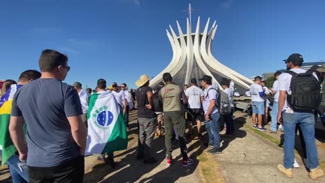 La-Protesta-A-Favor-De-Las-Armas-En-La-Ciudad-De-Brasilia-Cuando-El-Presidente-Brasileño-Bolsonario-Firmó-Un-Decreto-Que-Facilita-A-Los-Brasileños-Mantener-Armas-En-Casa