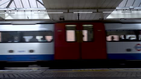 Der-Zug-Der-Jubilee-Line-In-Richtung-Süden-Nähert-Sich-Am-27.-Mai-2022-Dem-Bahnsteig-Der-U-Bahn-Station-Finchley-Road