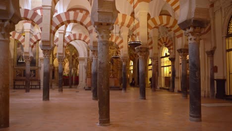Schwenk-Innenaufnahme-Der-Großen-Moschee-Von-Cordoba-Mit-Touristen,-Die-Während-Der-Covid-19-Pandemie-Zu-Besuch-Waren