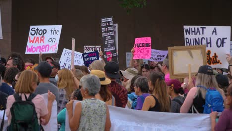 Schilder-Protestieren-Gegen-Das-Abtreibungsverbot-Des-Obersten-Gerichtshofs-Der-USA