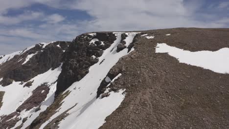 Acantilado-De-Montaña-De-Escocia-Cubierto-De-Nieve-Tiro-De-Drone-Revelar