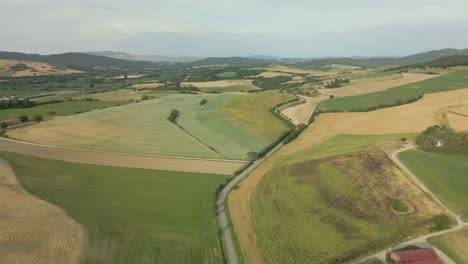 Imagenes-Aereas-De-Toscana-En-Italia-Campos-Cultivados-Verano