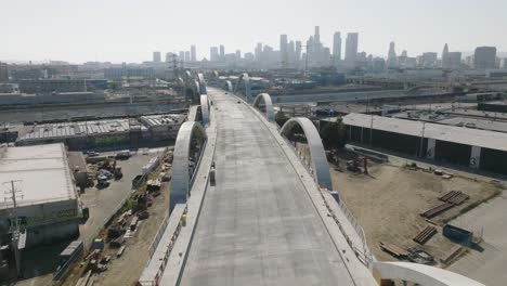 Drohne-Fliegt-über-Die-Neu-Rekonstruierte-Sixth-Street-Viaduktbrücke-In-Der-Innenstadt-Von-Los-Angeles,-Skyline-Am-Horizont