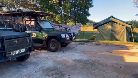 Touristic-Safari-vehicles-and-camp-shelters-in-national-reserve-in-South-Africa