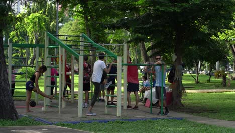 Group-of-people-exercising-early-morning-at-Lumpini-Park,-Bangkok