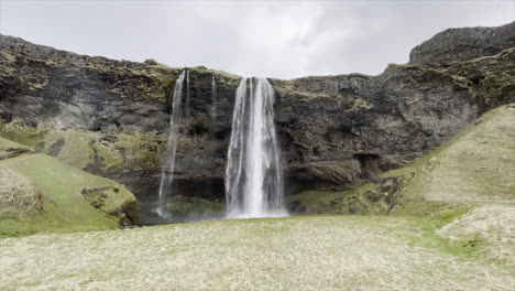 Statische-Aufnahme-Eines-Wasserfalls-In-Island-Im-Frühling