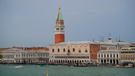 Frente-Al-Mar-En-La-Plaza-San-Marco-Durante-El-Día-En-Venecia,-Italia---Ancho